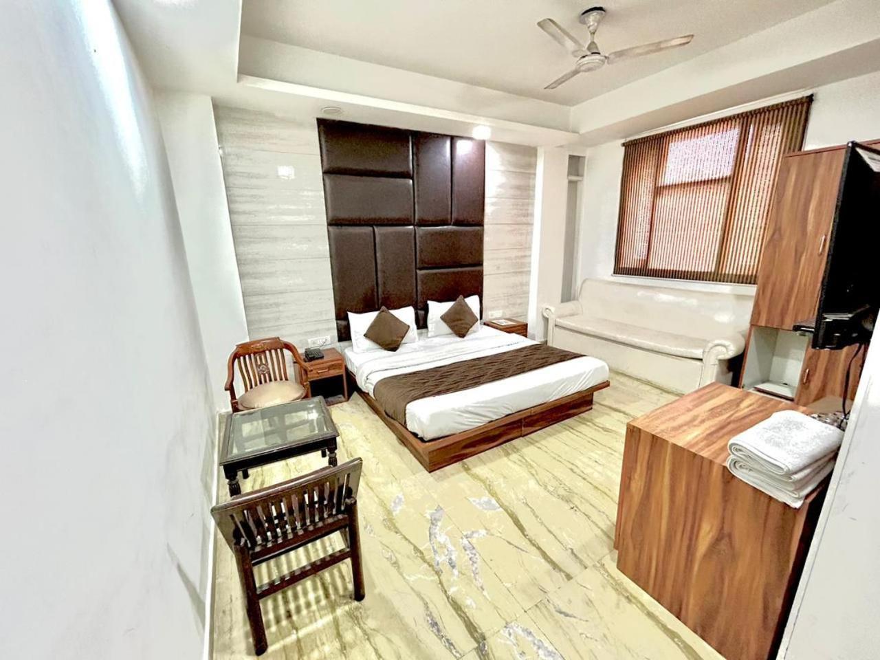 Hotel Spb 87 Near Karol Bagh Metro Station Delhi ภายนอก รูปภาพ