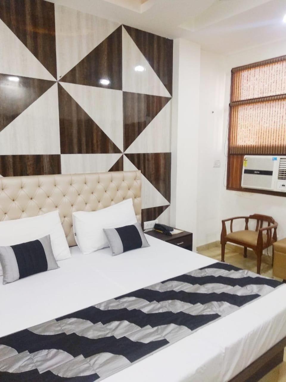 Hotel Spb 87 Near Karol Bagh Metro Station Delhi ภายนอก รูปภาพ