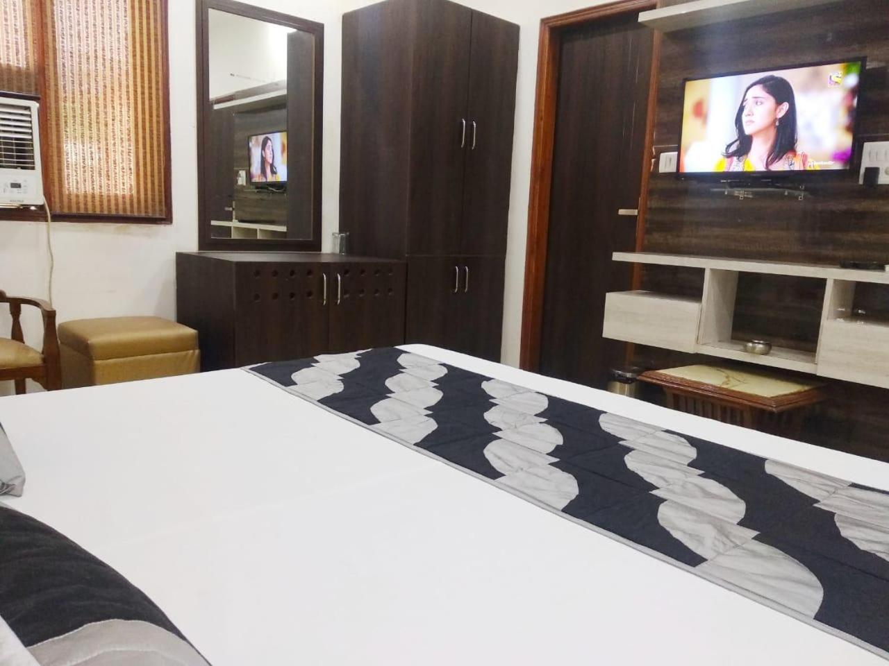 Hotel Spb 87 Near Karol Bagh Metro Station Delhi ภายนอก รูปภาพ