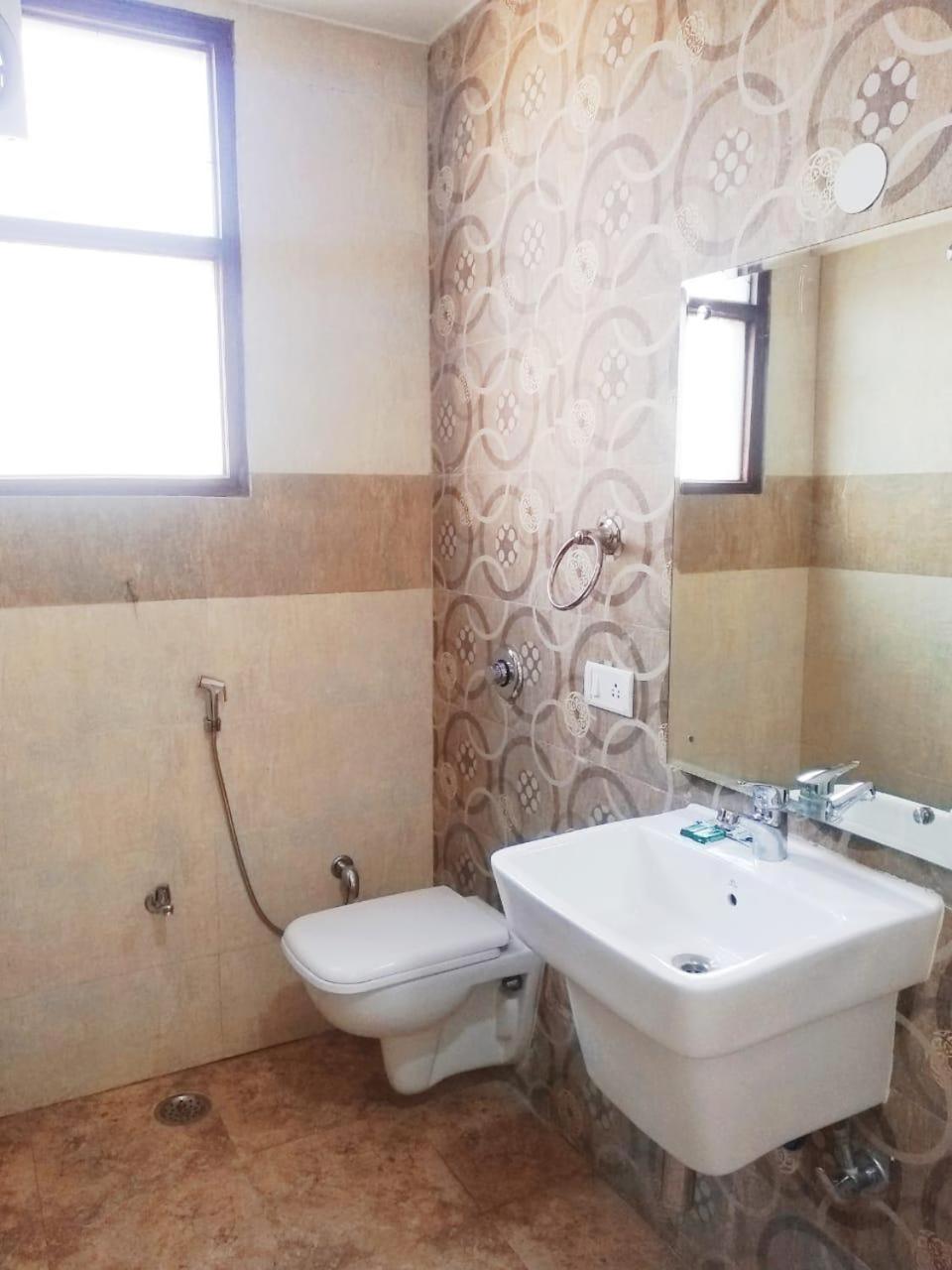 Hotel Spb 87 Near Karol Bagh Metro Station Delhi ภายนอก รูปภาพ