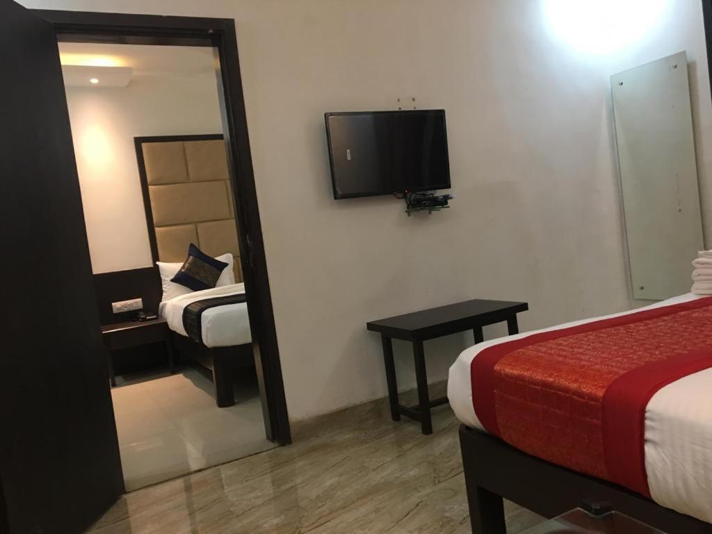 Hotel Spb 87 Near Karol Bagh Metro Station Delhi ภายนอก รูปภาพ